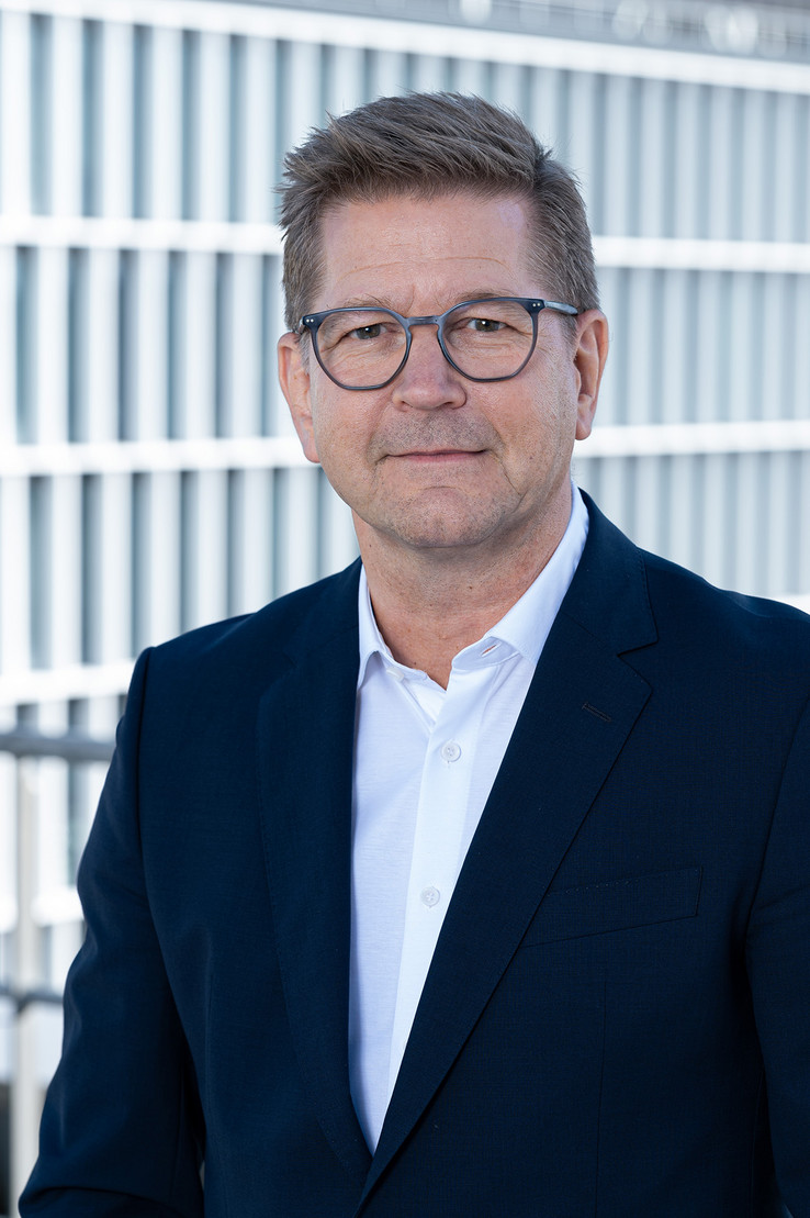 Bernd Schewior Bernd Schewior, Professional Services Global 담당 수석 부사장